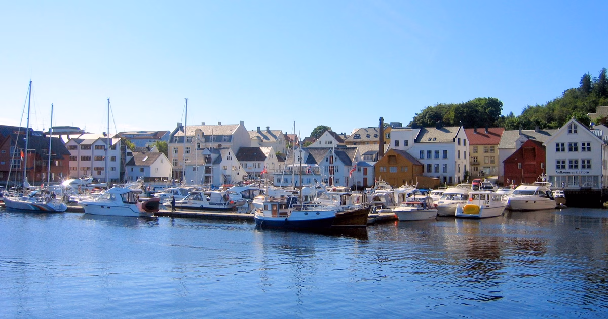 Florø by sett fra sjøsiden