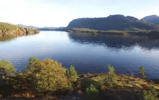 Nydelig utsikt over vann og fjell fra en av tomtene i Barlind Hyttegrend.