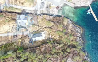 Bilde tatt i fugleperspektiv av badeplassen og flytebryggen i Barlind Hyttegrend.