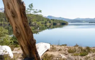 Hjemmesnekkra stol med flott utsikt over vannet i Barlind Hyttegrend