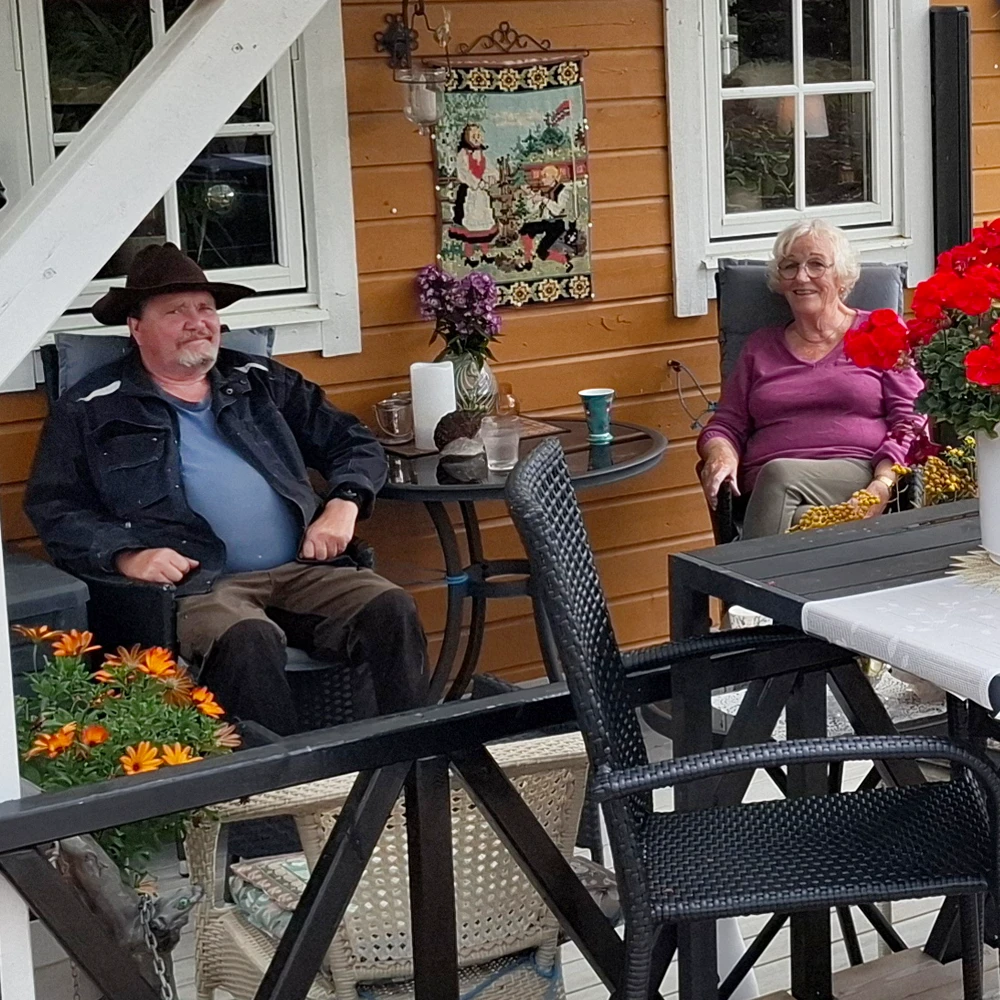 Magny og Geirmund på terrassen i Barlind Hyttegrend