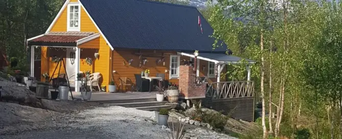 Koseleg gul hytte i Barlind Hyttegrend
